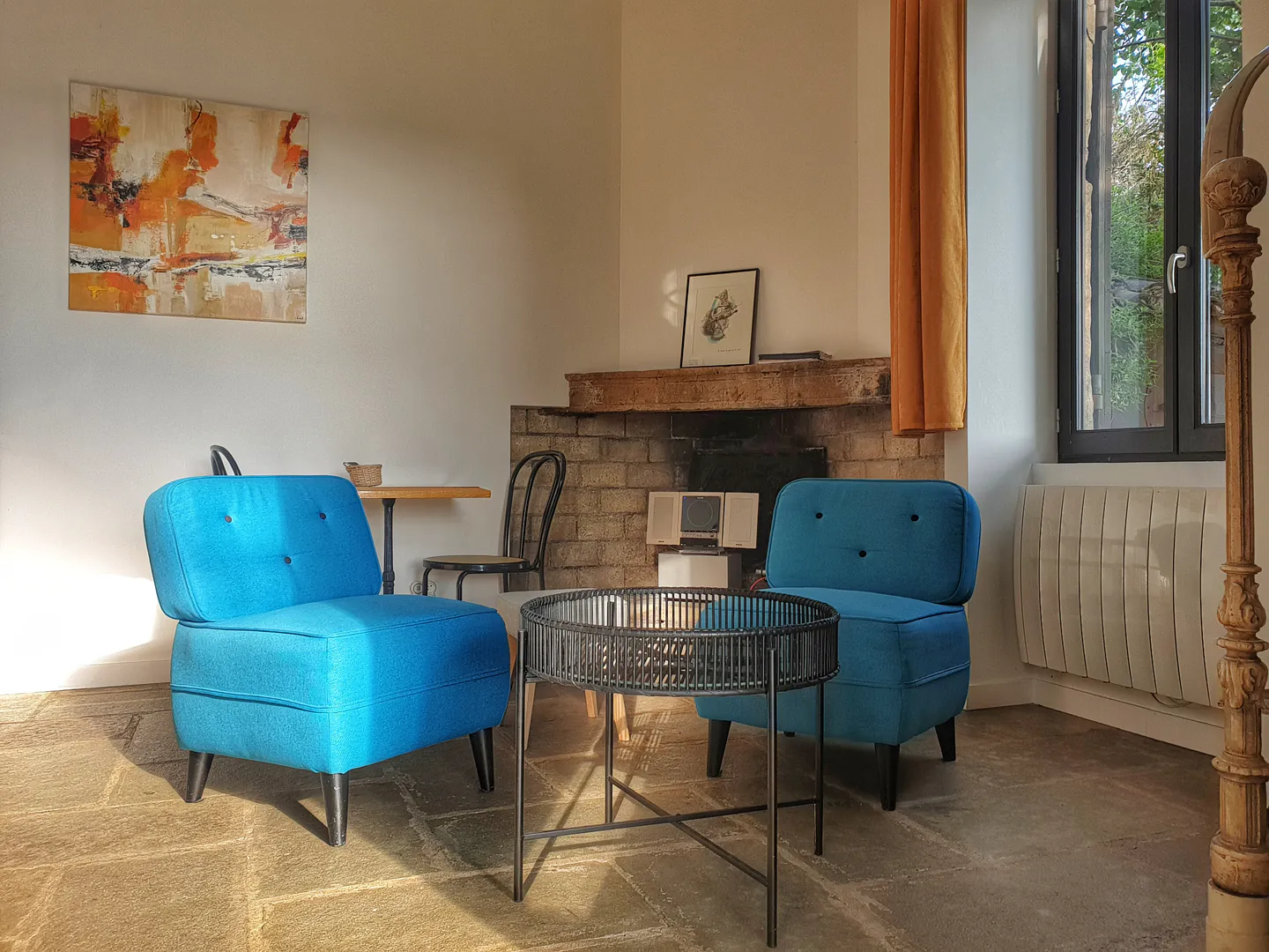 Salon de la Tour, appartement en duplex, meublé de tourisme à La Bâtie, location à Vienne.