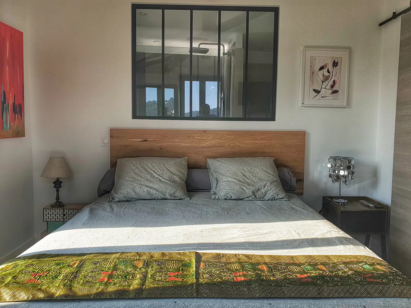 Lit queensize de la Loge, appartement penthouse, meublé de tourisme à La Bâtie, location à Vienne.