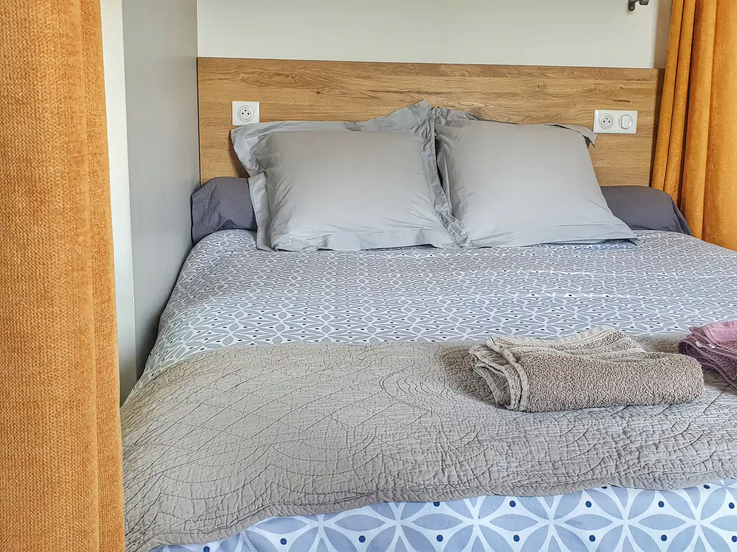 Le lit queensize de la Tour, meublé de tourisme à La Bâtie, location à Vienne.