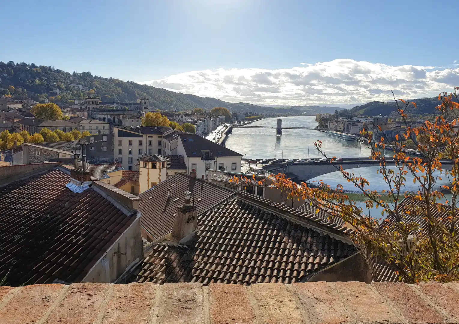 Vue panoramique sur la ville depuis La Loge, appartement rooftop, meublé de tourisme à La Bâtie, location à Vienne.