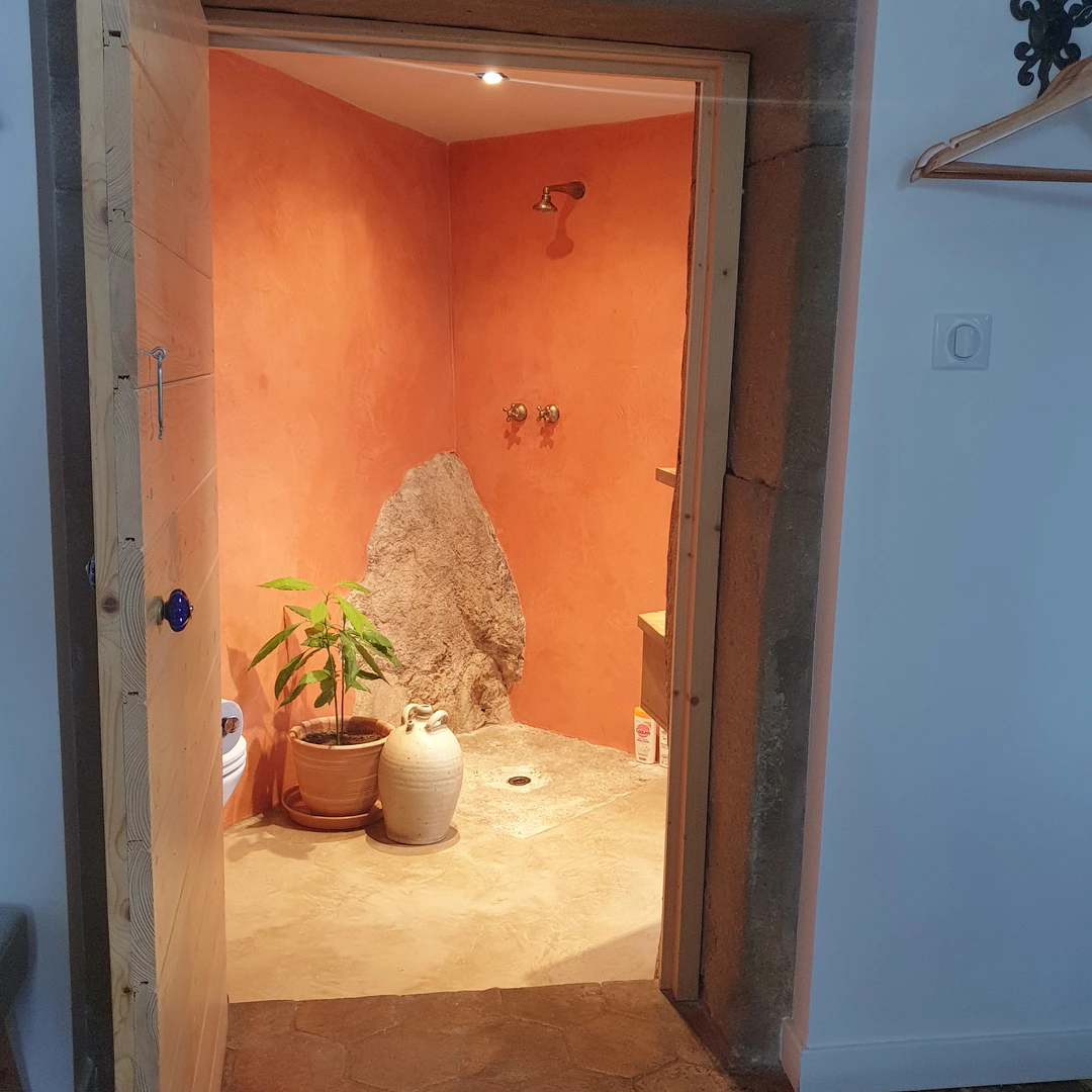 Salle de bain douche de la Tour, meublé de tourisme à La Bâtie, location à Vienne.