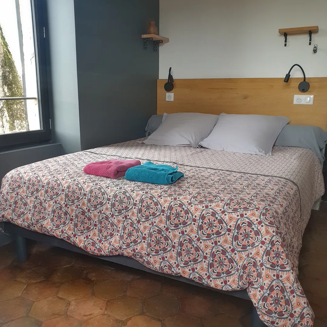 Lit queensize de la Tour, meublé de tourisme à La Bâtie, location à Vienne.