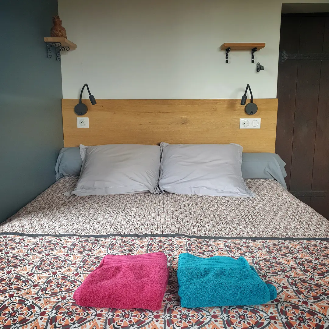 Lit queensize de la Tour, meublé de tourisme à La Bâtie, location à Vienne.