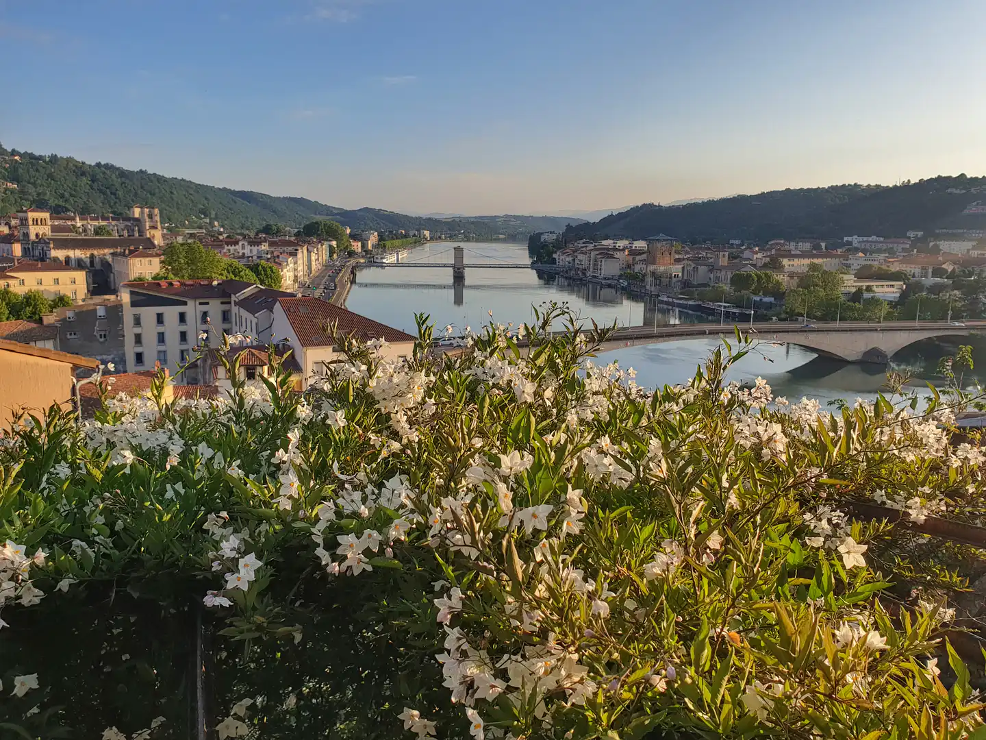 Vue panoramique sur le Rhône et sur la ville, meublé de tourisme à La Bâtie, location à Vienne.
