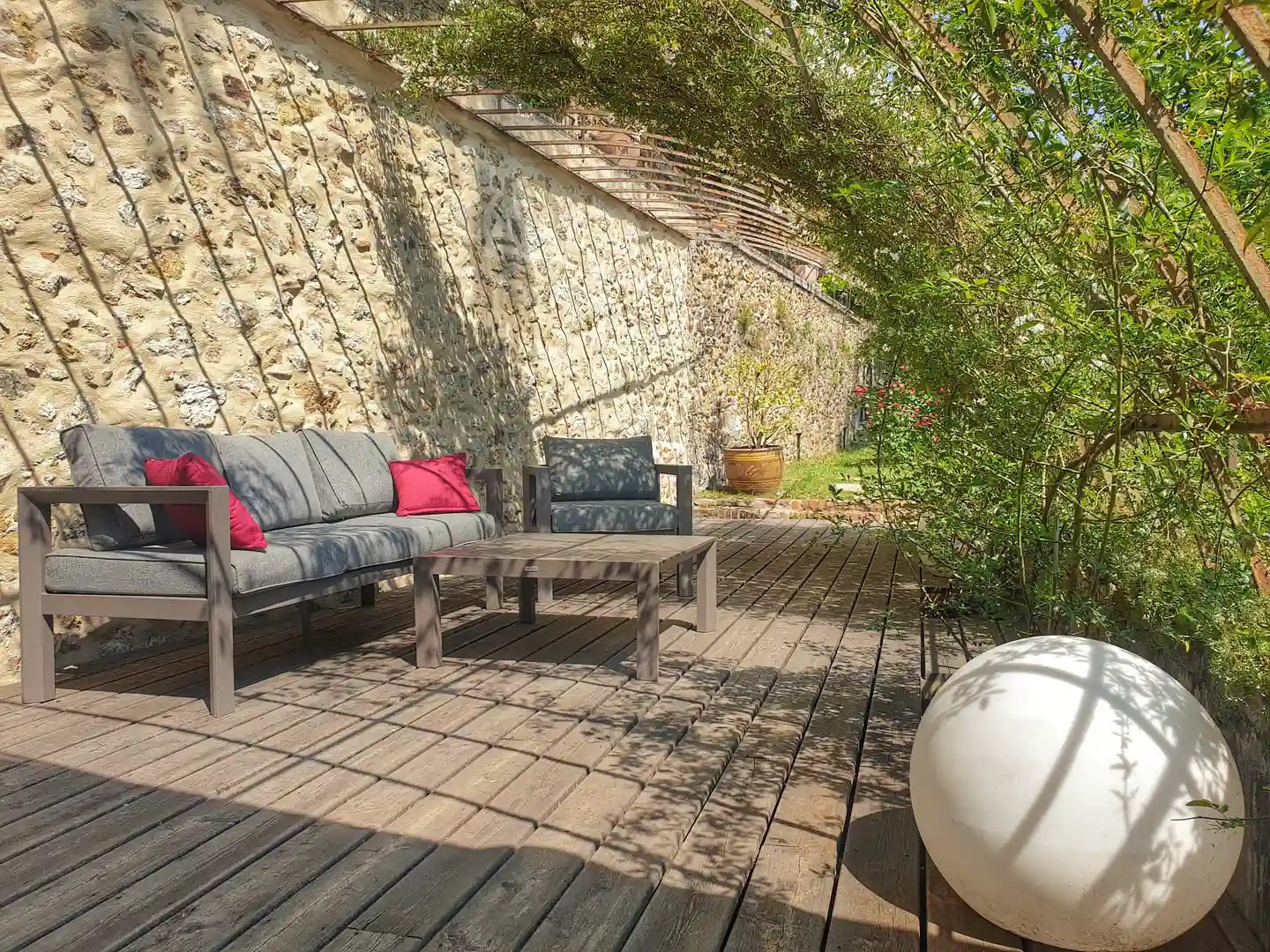 Terrasse de La Loge, appartement rooftop, meublé de tourisme à La Bâtie, location à Vienne.