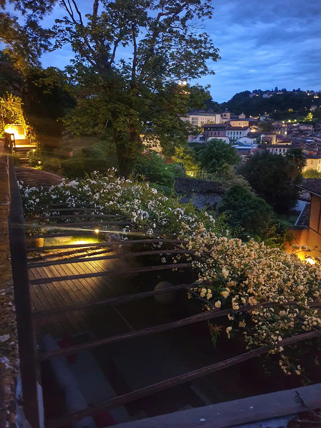 Vue panoramique de nuit, meublé de tourisme à La Bâtie, location à Vienne.