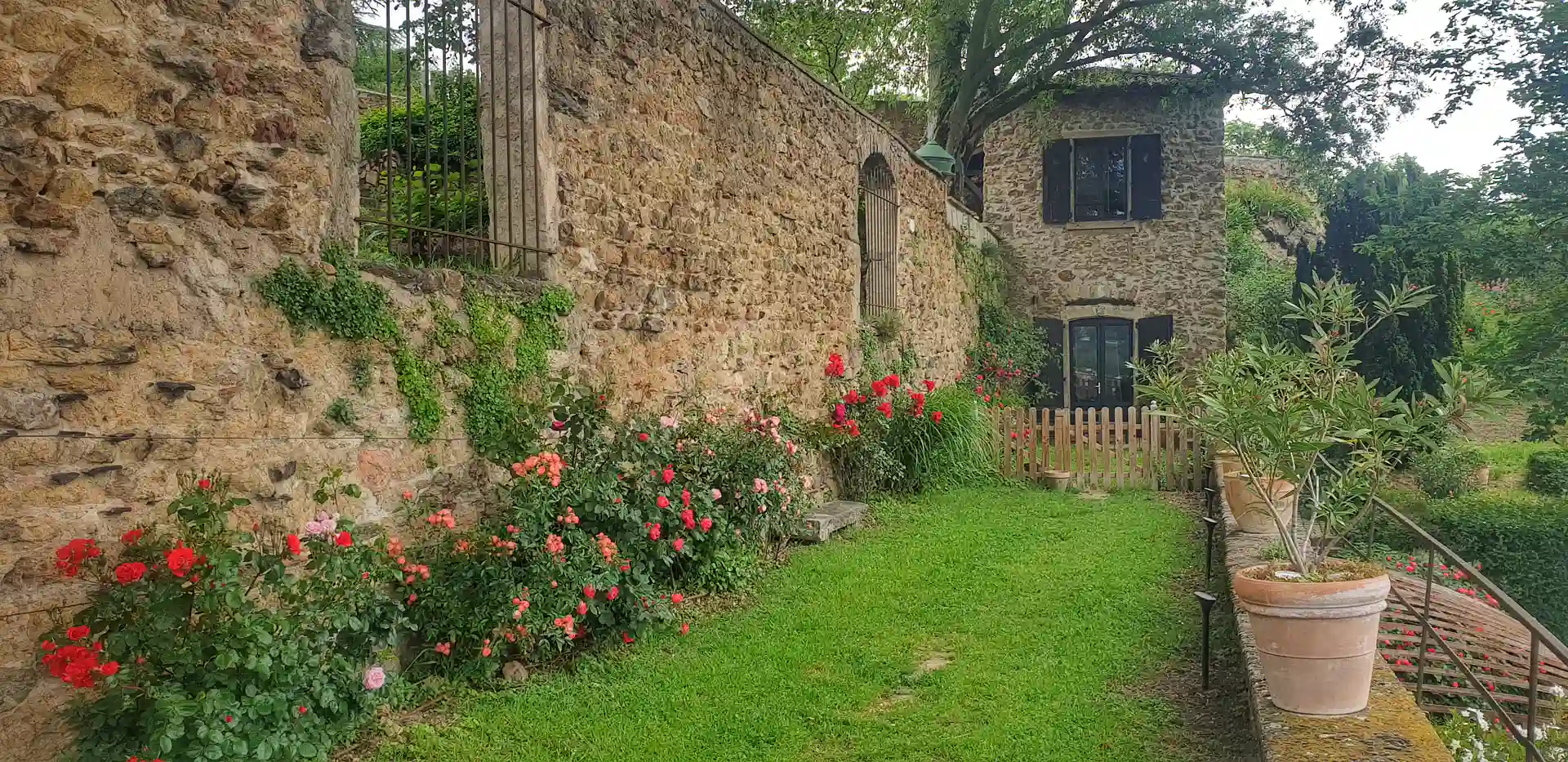 Vue de la façade de la Tour, meublé de tourisme à La Bâtie, location à Vienne.