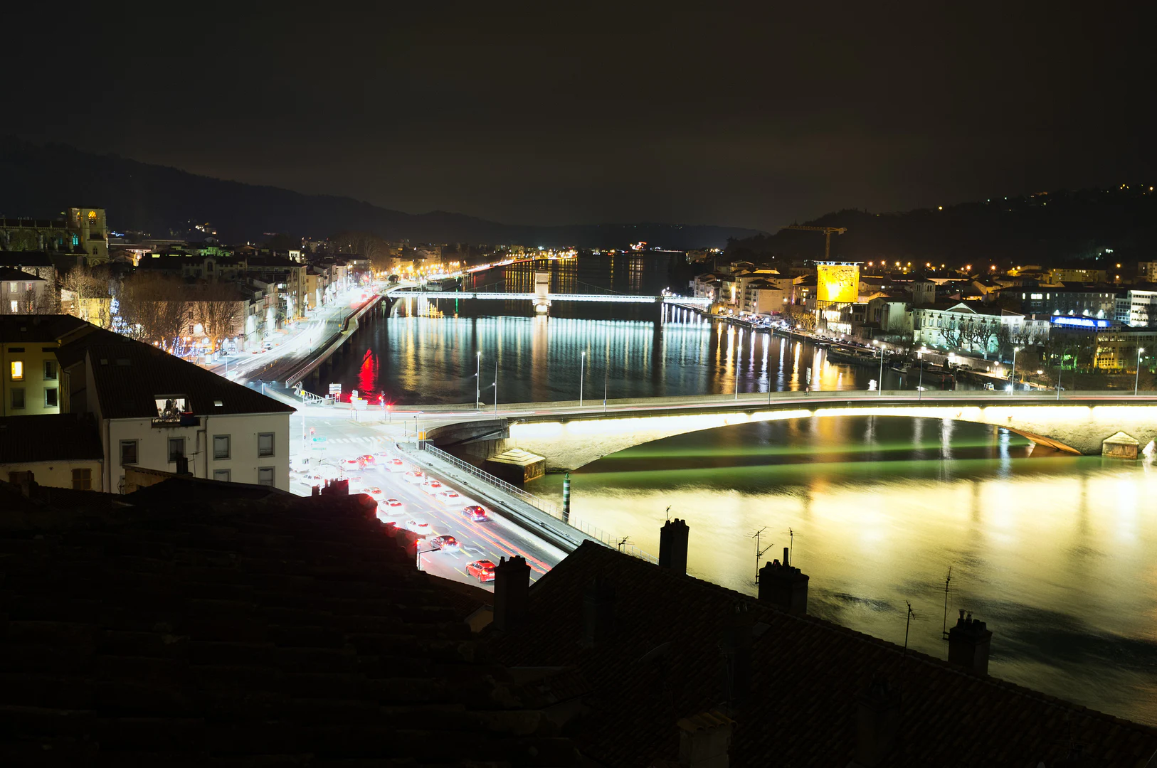 Vue panoramique de nuit sur le Rhône, meublé de tourisme à La Bâtie, location à Vienne.