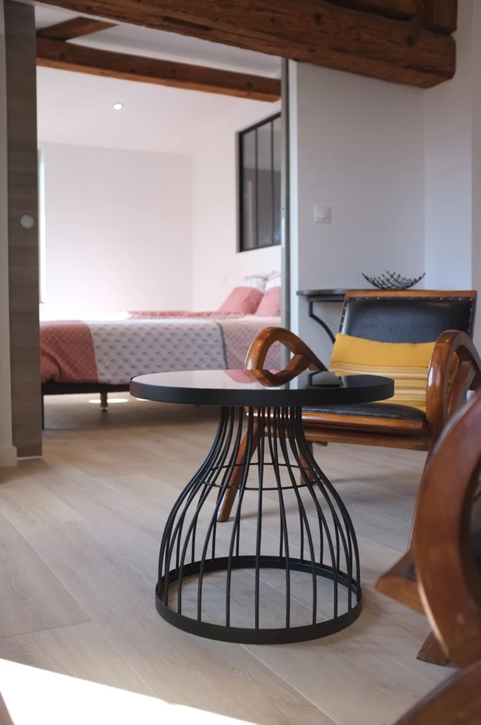 gros plan sur la table du salon de la Loge, La Bâtie, Vienne Isère 38, meublés de tourisme, location touristique.