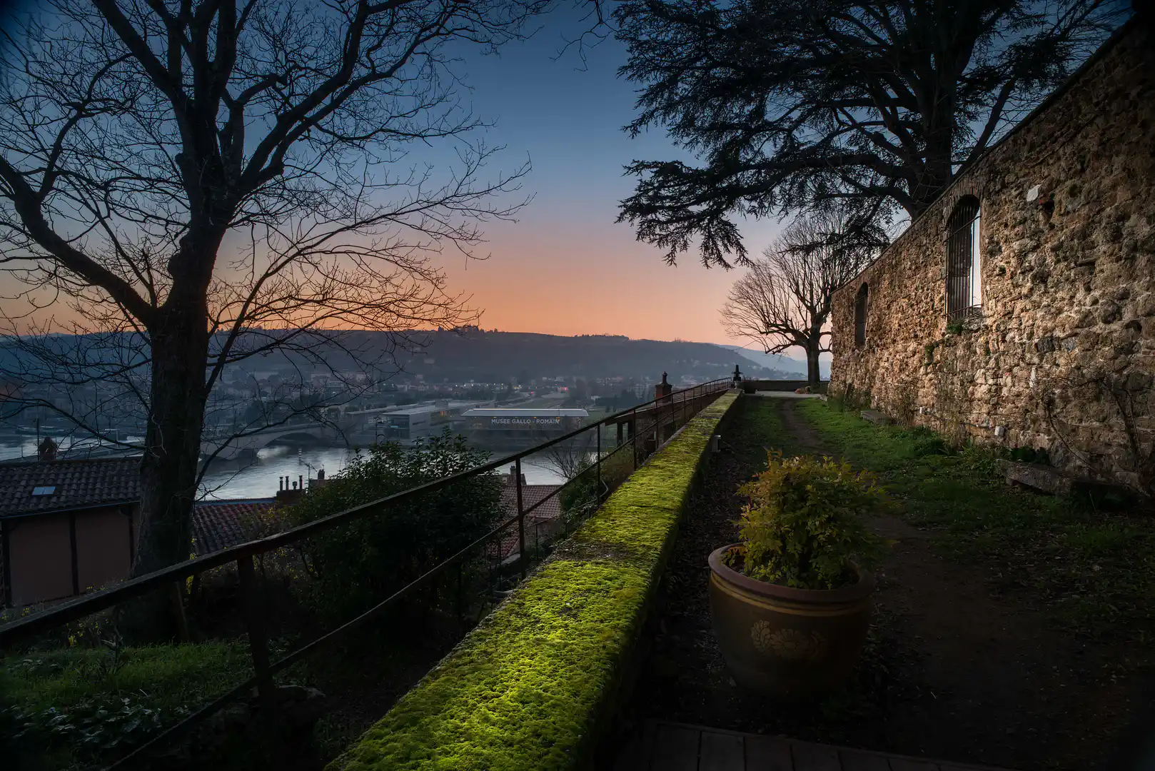 Chemin d'accès piéton et jardin de la Tour, meublé de tourisme à La Bâtie, location à Vienne.