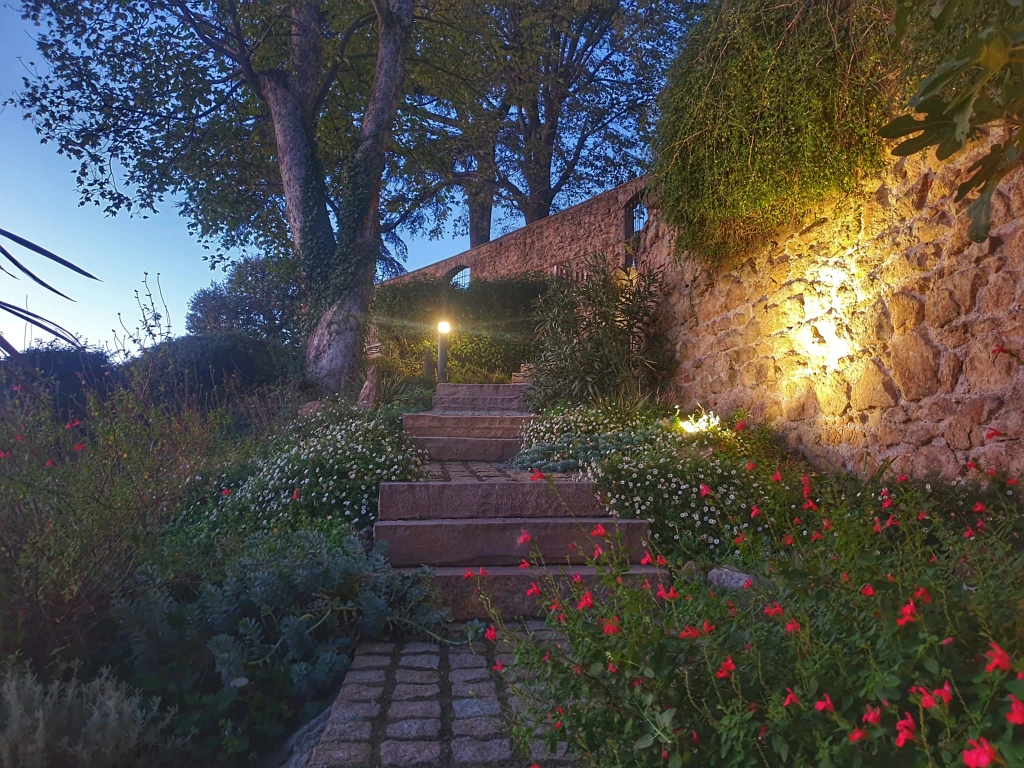 Chemin d'accès piéton éclairé, la ville à 5 minutes de marche, meublé de tourisme à La Bâtie, location à Vienne.