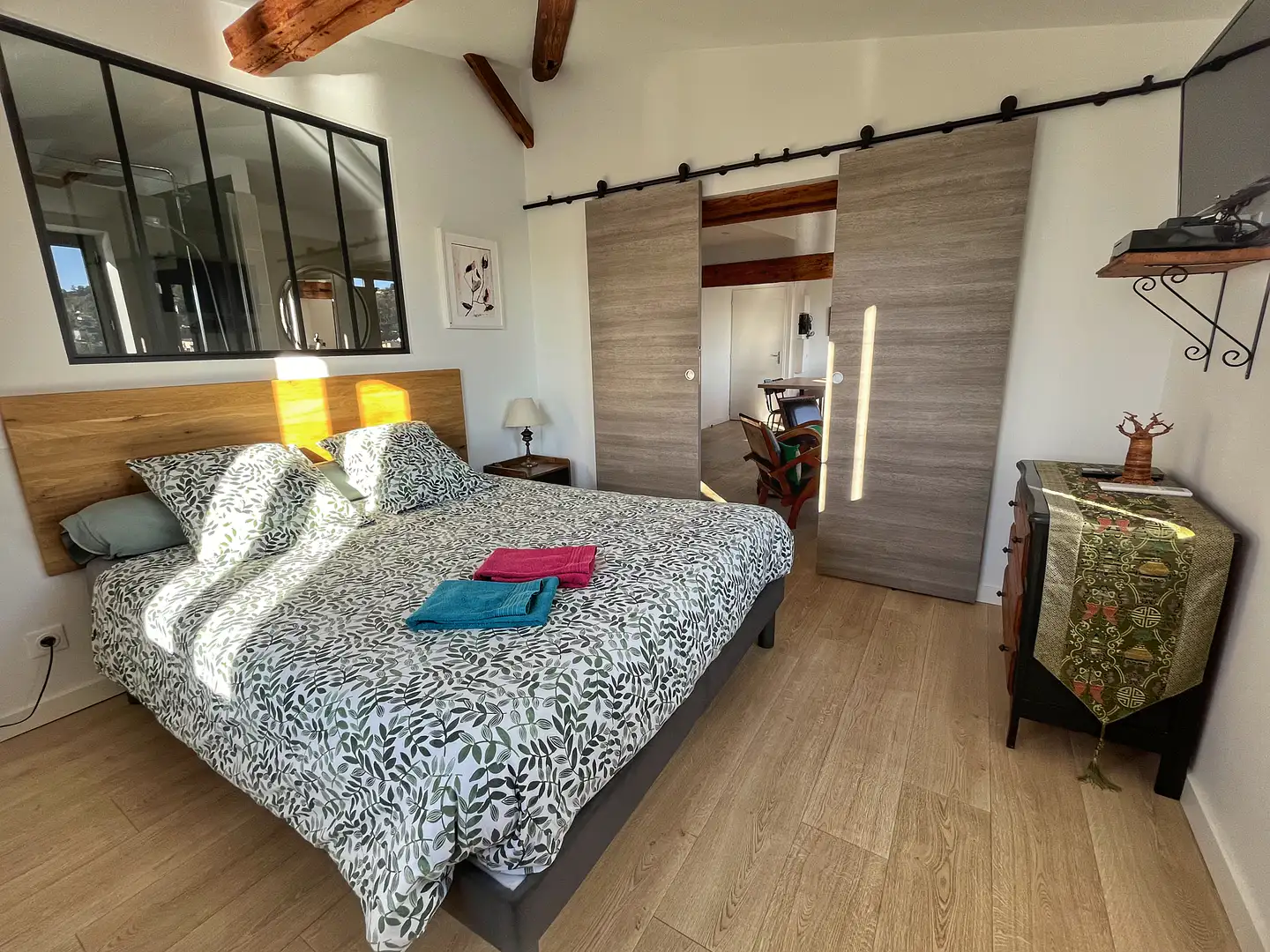 La chambre de la Loge, appartement rooftop, meublé de tourisme à La Bâtie, location à Vienne.