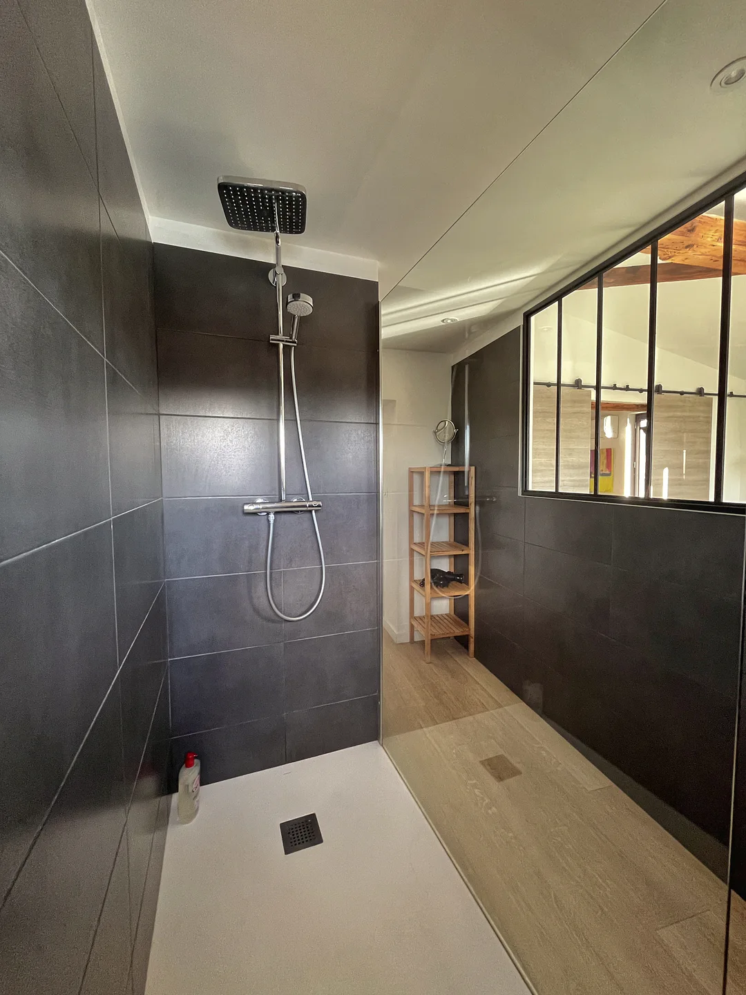 La salle de bain de la Loge, apppartement penthouse, meublé de tourisme à La Bâtie, location à Vienne.