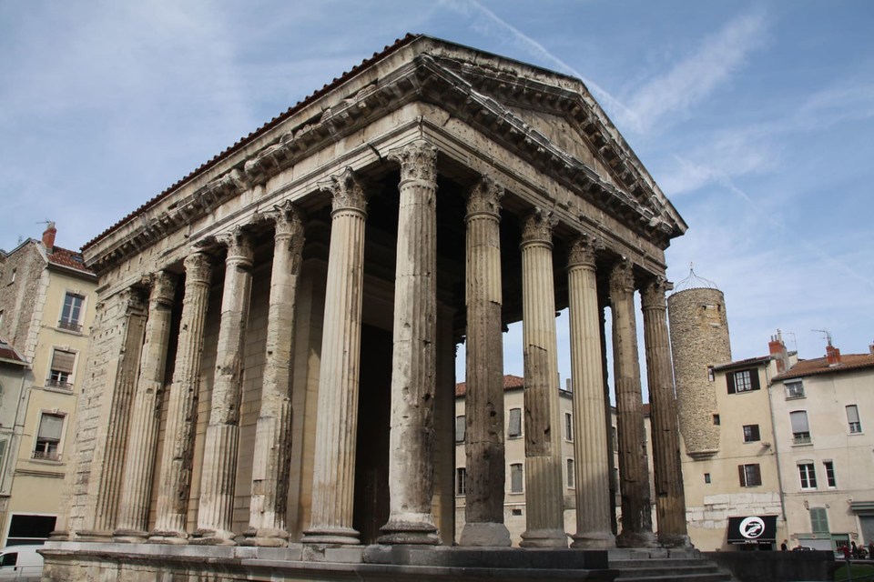 vue sur le temple romain de Vienne isère 38